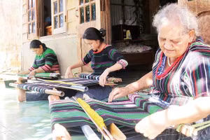 Thổ cẩm của đồng bào các dân tộc Tây Nguyên được trao truyền, lưu giữ qua nhiều thế hệ.