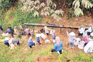 Người dân cùng chính quyền địa phương nạo vét, gia cố kênh, mương dẫn nước chống hạn.