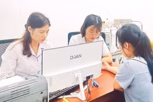 Bác sĩ Bệnh viện A Thái Nguyên khám, tư vấn sức khỏe sinh sản cho công nhân.