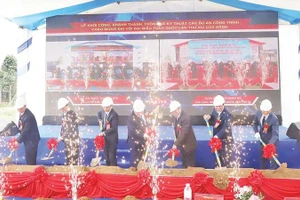 Các đại biểu thực hiện nghi thức khởi công Dự án Nhà máy cấp nước Chiềng Dong.