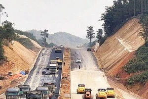 Huy động nhiều phương tiện, thiết bị kỹ thuật để thực hiện dự án nâng cấp Quốc lộ 4B kịp tiến độ.
