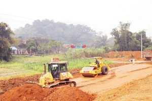 Nhiều hộ gia đình xã Tân Trào đã tự nguyện bàn giao mặt bằng cho đơn vị thi công triển khai dự án.