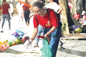 Các bạn trẻ dọn rác sau buổi tổng hợp luyện A80 ngày 22/8.