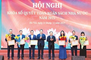 Lãnh đạo Ủy ban nhân dân thành phố Hà Nội trao bằng khen, tặng các tập thể ngành Tài chính thành phố đã hoàn thành xuất sắc nhiệm vụ năm 2025.