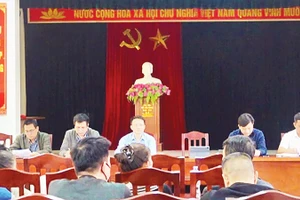 Lãnh đạo UBND xã Ô Diên trực tiếp đối thoại với các hộ có đất thu hồi phục vụ dự án.