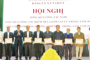 Lãnh đạo Đảng ủy xã Nam Lý trao Giấy khen cho các tập thể, cá nhân có thành tích xuất sắc trong công tác xây dựng Đảng năm 2025.