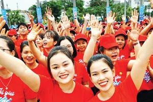 Phụ nữ Hải Phòng phấn đấu làm giàu thêm bản sắc của vùng đất cửa biển anh hùng. (Ảnh ĐỨC NGHĨA)