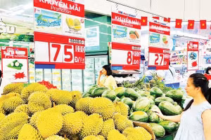 Người tiêu dùng mua hàng tại siêu thị MM Mega Market.