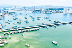 Cảng tàu khách quốc tế Hạ Long - kết nối Vịnh Hạ Long-Vịnh Lan Hạ qua các chuyến tàu liên tỉnh.