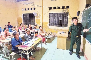 Bộ đội Biên phòng Đồn Trung Lý, tỉnh Thanh Hóa mở lớp xóa mù chữ tại bản, thu hút nhiều học viên.