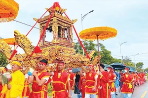 Rước kiệu trong lễ hội đình Bình Ngọc, phường Móng Cái 1.