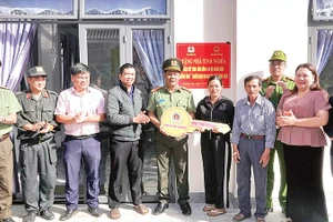 Ngôi nhà đầu tiên trong “Chiến dịch Quang Trung” tại Lâm Đồng được khánh thành và bàn giao cho gia đình bà Nguyễn Thị Hương Lan, xã Quảng Lập.