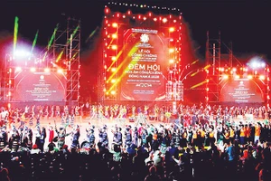 Vòng xoang đa dạng sắc màu văn hóa và kết nối tình hữu nghị.