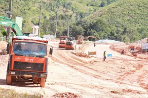 Công trường thi công Quốc lộ 40B đoạn Đăk Pxi-Đăk Hà.