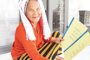 Bà Châu Thị Đông giới thiệu các tác phẩm nghệ thuật Ariya do bà sưu tầm và đóng tập làm tài liệu trình diễn và truyền dạy cho con cháu trong tộc họ văn hóa dân tộc mình.