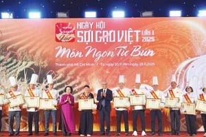 Trao danh hiệu Nghệ nhân cho các đầu bếp tại Ngày hội Sợi gạo Việt lần 1.