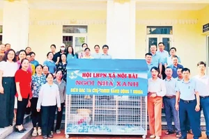 Mô hình ngôi nhà xanh thu gom rác tái chế của Hội Liên hiệp Phụ nữ xã Nội Bài. (Ảnh TÙNG NGUYỄN)