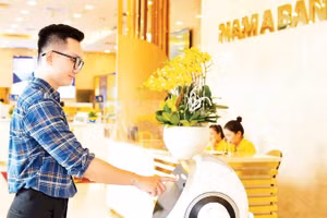 Khách hàng trải nghiệm dịch vụ thanh toán số tại ngân hàng.