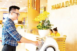 Khách hàng trải nghiệm dịch vụ thanh toán số tại ngân hàng.