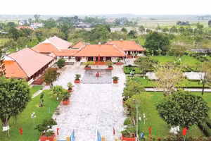 Khu lưu niệm Thủ tướng Phạm Văn Đồng là địa chỉ đỏ, mỗi năm đón hàng chục nghìn lượt khách đến tham quan, tìm hiểu lịch sử. (Ảnh HIỂN CỪ)