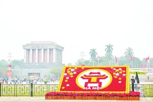 Quảng trường Ba Đình được trang hoàng rực rỡ.