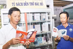 Tủ sách tại gia đình ông Bạch có nhiều sách viết về Bác Hồ.