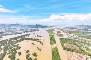 Đầm Đông Hồ nhìn từ trên cao xuống.