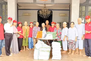 Nhà hảo tâm đến tặng quà cho các cụ già neo đơn tại Mái ấm nhà của ngoại.