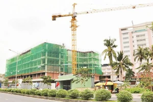 Tòa nhà Trường sư phạm kỹ thuật Vĩnh Long, phường Long Châu đang khẩn trương thi công.