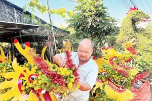 Nghệ nhân tạo dáng cây quất thành hình rồng độc đáo phục vụ thị trường Tết.