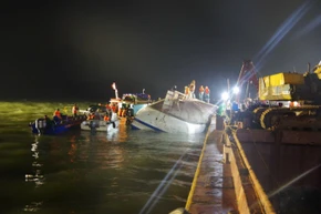 Hiện trường tàu du lịch QN 7105 bị lật do ảnh hưởng của dông lốc mạnh.