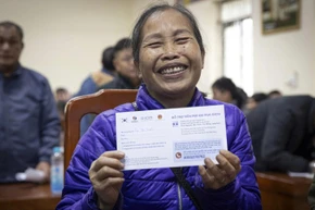 Người dân tại tỉnh Lạng Sơn bị thiệt hại do thiên tai được nhận tiền mặt hỗ trợ từ Tổ chức Di cư quốc tế (IOM).