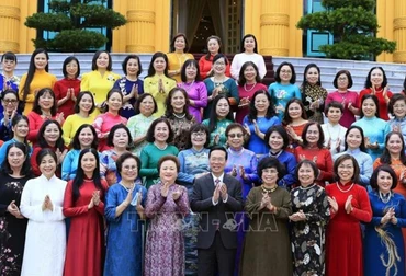 Ảnh minh họa: Chủ tịch nước và các nữ doanh nhân tiêu biểu năm 2023.