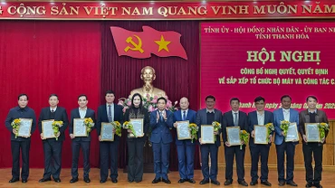 Bí thư Tỉnh ủy Thanh Hóa trao quyết định điều động, bổ nhiệm các cán bộ.