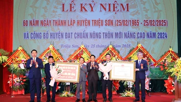 Lãnh đạo tỉnh Thanh Hóa trao Bằng công nhận huyện đạt chuẩn nông thôn mới và mức thưởng cho huyện Triệu Sơn.