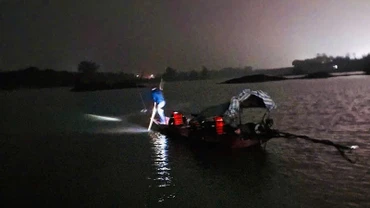Lực lượng chức năng tìm kiếm nạn nhân trên sông.