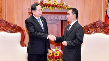 Chủ tịch Quốc hội Trần Thanh Mẫn gặp nguyên Thủ tướng Chính phủ, nguyên Chủ tịch Quốc hội Lào Thongsing Thammavong. (Ảnh: QĐND)