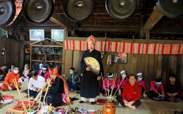 Thầy Mo thực hành nghi lễ mát nhà của người Mường. (Ảnh QUANG VINH)