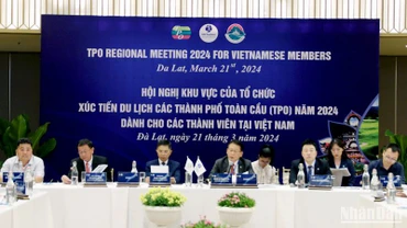 Chủ trì hội nghị và các diễn giả.