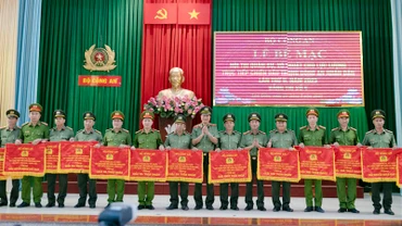 Ban tổ chức trao giải toàn đoàn cho các đội thi.