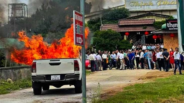 Người dân ghi lại hình ảnh xe bán tải bốc cháy. (Ảnh: CTV)