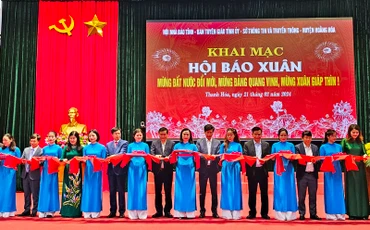 Các đại biểu cắt băng khai mạc Hội báo Xuân.