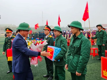 Bí thư Tỉnh ủy Thanh Hóa trao tặng quà cho các tân binh.