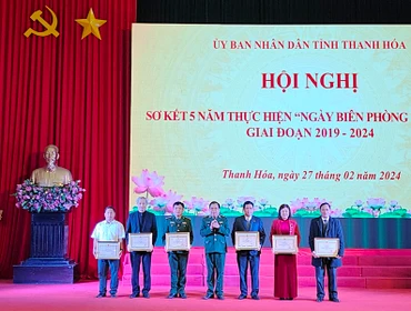 Lãnh đạo Bộ đội Biên phòng Việt Nam trao tặng Bằng khen cho các tập thể, cá nhân có thành tích xuất sắc.