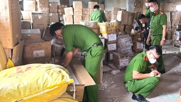 Ảnh minh họa: Lực lượng Công an bắt kho hàng lậu. (Nguồn: Báo Công an nhân dân)
