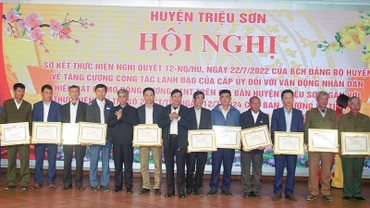 Lãnh đạo huyện Triệu Sơn trao tặng Giấy khen cho các tập thể.