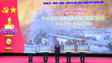 Lãnh đạo tỉnh Thanh Hóa trao tặng ảnh lưu niệm cho các đơn vị từng chiến đấu, phục vụ chiến đấu bảo vệ cầu Hàm Rồng.