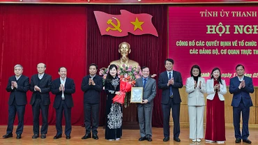 Bí thư Tỉnh ủy Thanh Hóa trao quyết định, tặng hoa Đảng bộ các cơ quan Đảng tỉnh Thanh Hóa.