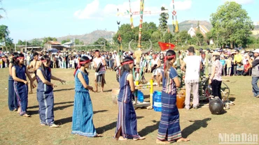 Đồng bào các dân tộc Nam Tây Nguyên cùng vui ngày hội.