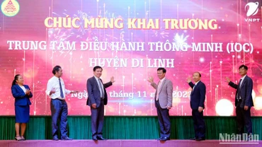 Các đại biểu thực hiện nghi thức khai trương Trung tâm IOC huyện Di Linh.